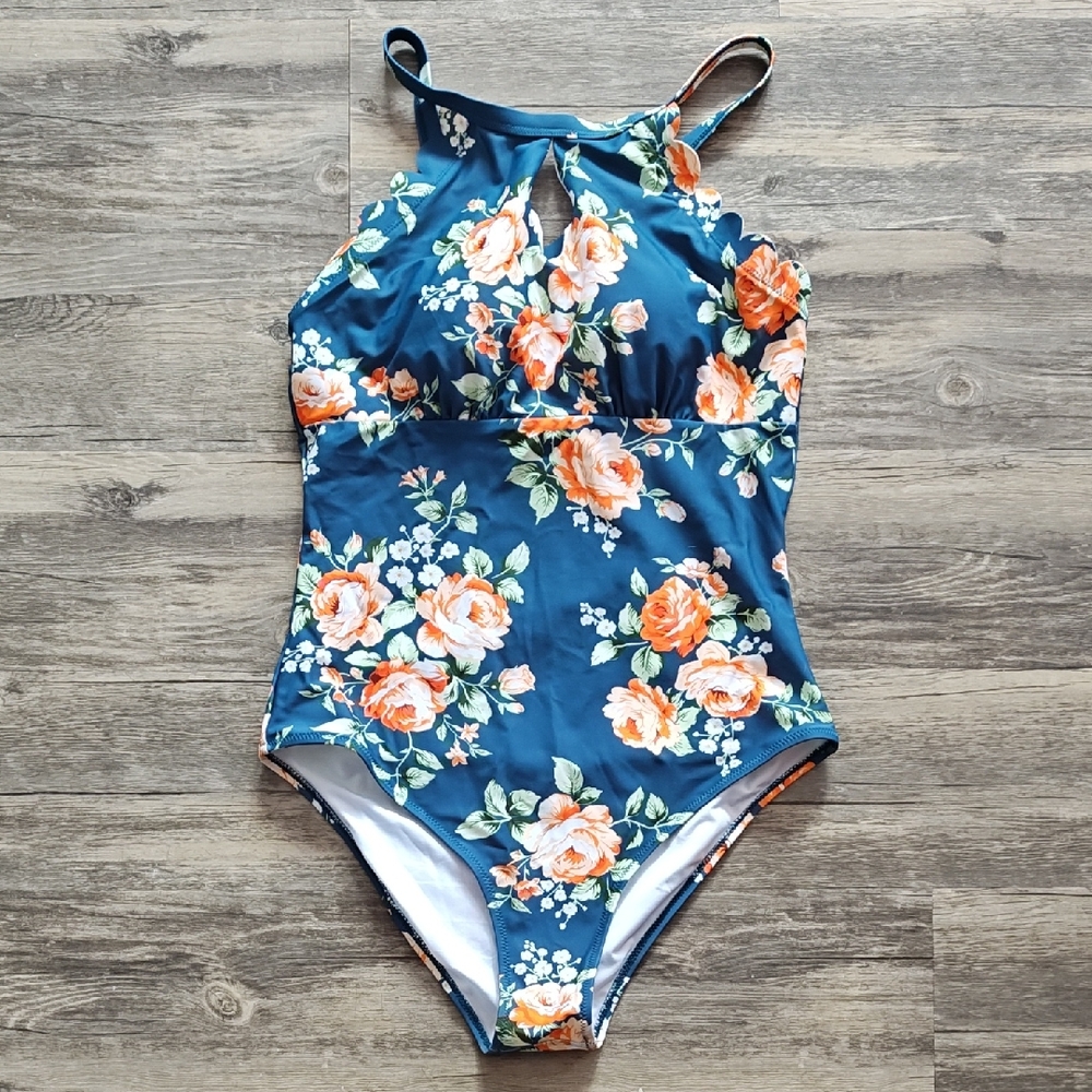 NWT Cupshe Keyhole Scalloped Edge Floral One Piece Swimsuit. Size L